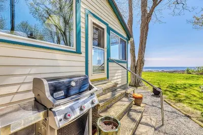 Image de Beautiful waterfront house & cottage w/ a firepit - walk to the beaches & town