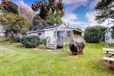Image de Rustic and well-equipped cottage w/gas grill, deck, large lawn - near the ocean