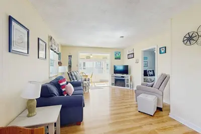 Image de Cottage with deck & sunroom - steps to Long Sands Beach