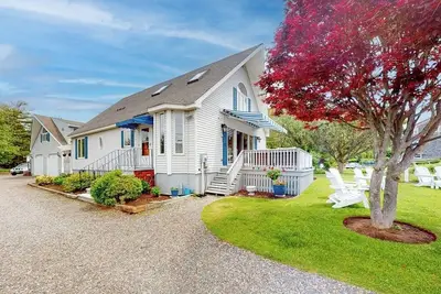 Image de Inviting home with ocean view, firepit, deck, golf nearby, & W/D