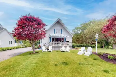 Image de Charming home with ocean view, firepit, deck, golf nearby, & W/D