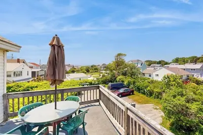 Image de Sunlit & charming coastal retreat with deck & fast WiFi - near golf