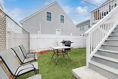 Image de Cute getaway near the beach with full kitchen, fast WiFi, & furnished deck