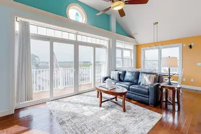 Image de Coastal marsh-view getaway with 2 decks, grill, Ac & W/D - walk to beach