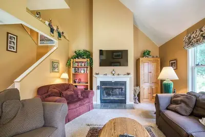 Image de Bright condo with WiFi, fireplace, outdoor pool, & excellent location