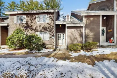 Image de Spacious townhome with WiFi, deck, fireplace, & pool