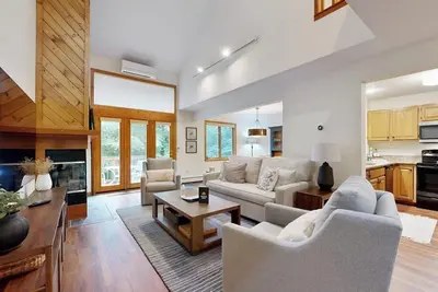 Image de Homey Mountain Retreat: close to skiing and all season outdoor adventures