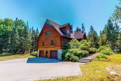 Image de White Mountains Log Home with rec room, spacious deck, gas grill & loft - Dogs Ok