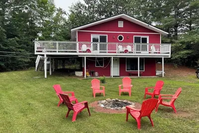 Image de Adorable mountain escape with firepit, wraparound deck, fast WiFi, & gas grill