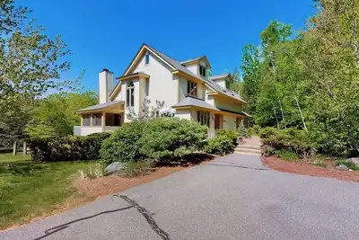 Image de Mountain view condo with gas fireplace, balcony, & grill - close to skiing