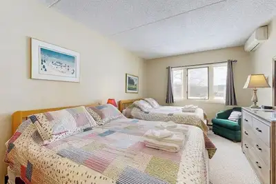 Image de Slopeside Efficiency:  walk to ski lift & town; shared pool & gym