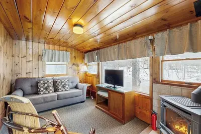 Image de Family-Friendly Cabin w/ Shared Pool, WiFi, & Kitchenette - Close to Attractions