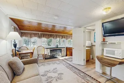 Image de Cute Riverfront Cabin in Great Location w/ Shared Pool, Kitchenette, & Free WiFi