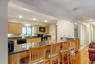 Image de Mountain-view resort condo with access to pools, hot tubs, tennis, & game room