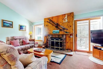 Image de Mountain-view, riverfront retreat with seasonal Ac, pool, tennis, washer/dryer