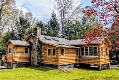 Image de Great Bear Cabin in tranquil Smallwood, near Bethel Woods Center for the Arts.