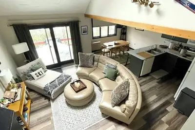 Image de Peaceful condo centrally located to all the White Mts has to offer