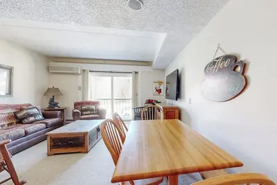Image de Mountainside condo at ski lift w/ pool, rec room & great location