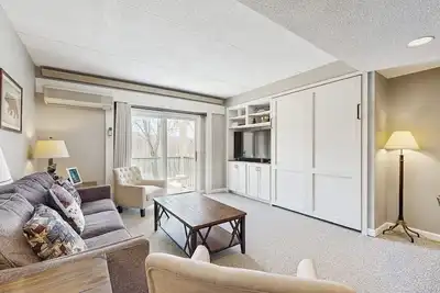 Image de Walk to ski lifts & downtown! Studio w/ pool, hot tub & rec room