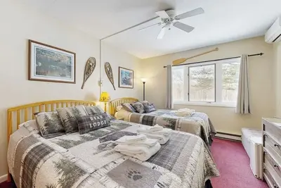 Image de Mountain view efficiency: walk to slopes & town w/ pool, gym & rec room