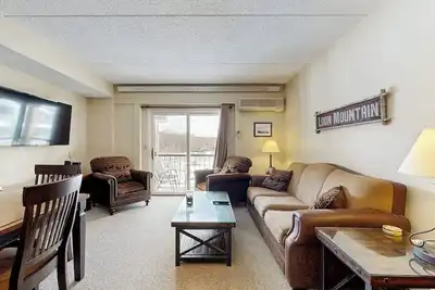 Image de Mountainside condo: walk to ski lift & town w/ pool, gym & rec room