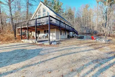 Image de Open concept home close to the beach with gas fireplace and deck