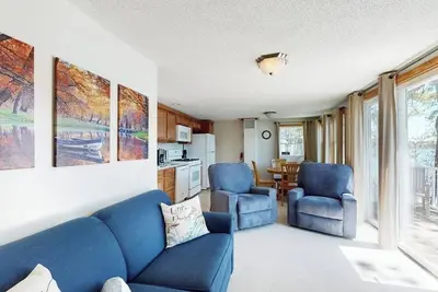 Image de Tranquil lakefront cottage with private beach, boat slip & fishing kayak access