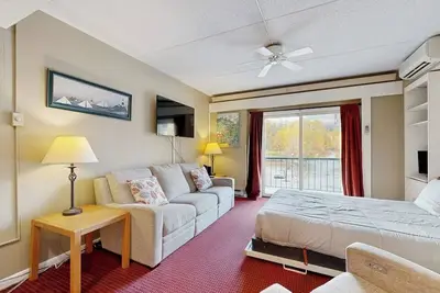 Image de Mountainside condo w/ pool & rec room; walk to ski lifts & town