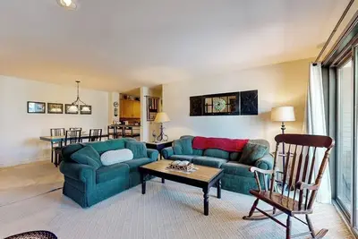 Image de Ski-in/ski-out condo w/ deck, wood-burning fireplace, wifi, community amenities