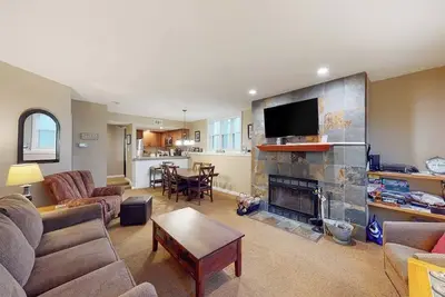 Image de Ski-In/Ski-Out Condo w/ Pool & Seasonal Hot Tubs - Golf & Tennis Nearby