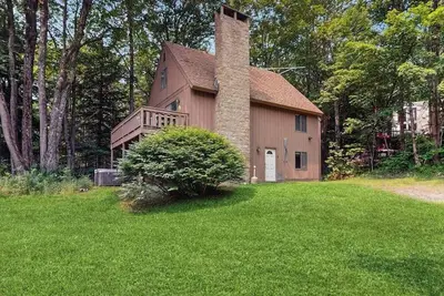 Image de Cozy upper unit duplex, close to Mt Snow w/ balcony, bbq, fireplace, kitchen