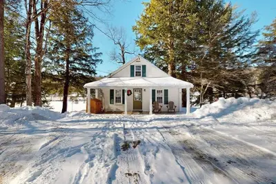 Image de Quaint lakefront home with a fire pit and beautiful views