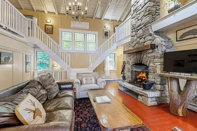 Image de Elegantly Rustic Getaway w/Yard, Fire Pit, Dock, Kayaks - Close to Skiing