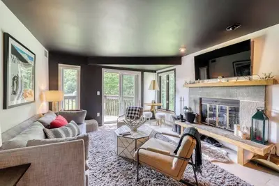 Image de Ski-in/out gem with balcony, fast WiFi, modern decor & full kitchen