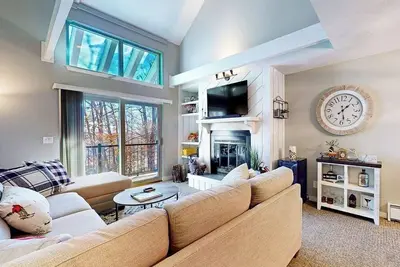 Image de Ski-in/ski-out condo with pool, tennis courts, & grill
