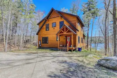 Image de Lakefront home with amazing views, fireplace, firepit, & gas grill