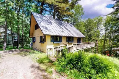 Image de Classic ski home with hot tub, washer/dryer, mountain views, & cable