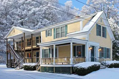 Image de 2nd-floor downtown Ludlow studio condo with kitchenette, streaming