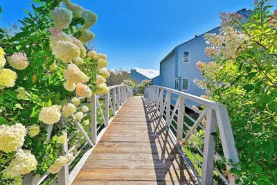 Image de Lovely mountain condo with pool, fireplace & cable- near skiing
