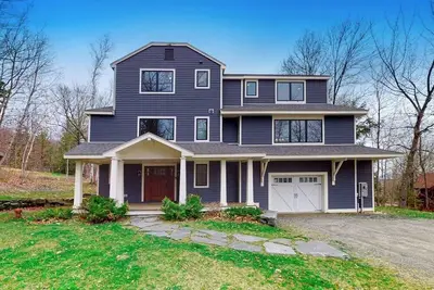 Image de Ski-in/out home with a hot tub, fireplace, cable & golf nearby
