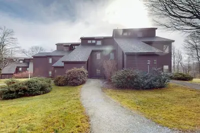 Image de Ski-in/out Condo on Bull Run Trail with fireplace, & full kitchen