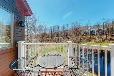 Image de Ski-in/out condo with water & mountain views, private sauna & fireplace