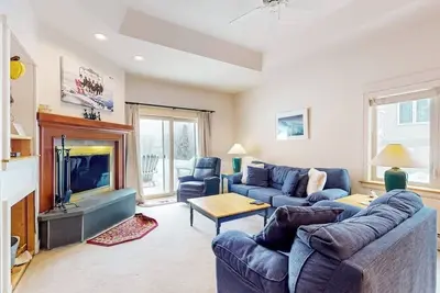 Image de Ski-in/ski-out condo with pool, hot tub, sauna, mountain view, deck, & fireplace