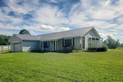 Image de Mountainview home on a large lot with electric fireplace- near skiing