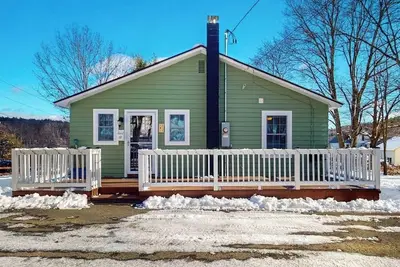 Image de Walk-to-town house, one-mile from Okemo Resort, a/c, w/d, wifi, yard, deck