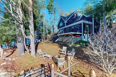 Image de Countryside, lakefront cabin with kayaks, balcony, & fast WiFi