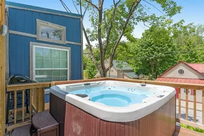 Image de Two cozy tiny homes with a private hot tub, large deck, grill, Ac - dog friendly