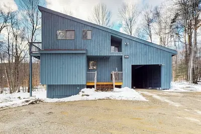 Image de 3-story dog-friendly home with private hot tub, firepit, grill, Evc