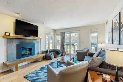 Image de Ski-in/out mountainside condo w/ mountain views, private deck, fireplace, w/d