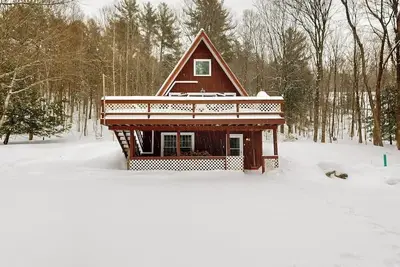 Image de Cozy A-frame duplex w/ balcony, mountain views, lake access, fire pit, bbq, wifi